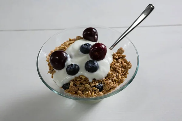 Ciotola di cereali per la colazione con cucchiaio — Foto Stock