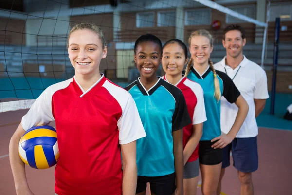 Entrenador masculino y jugadores de voleibol de pie — Foto de Stock