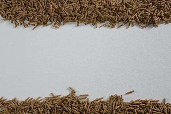 Palitos de salvado de cereales sobre fondo blanco — Foto de Stock