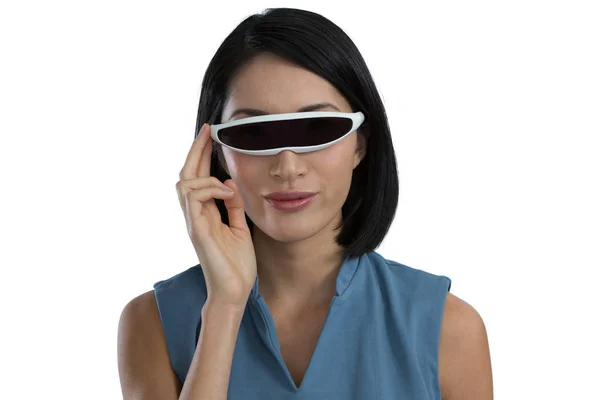 Kvinnliga verkställande använder virtuell verklighet headset — Stockfoto