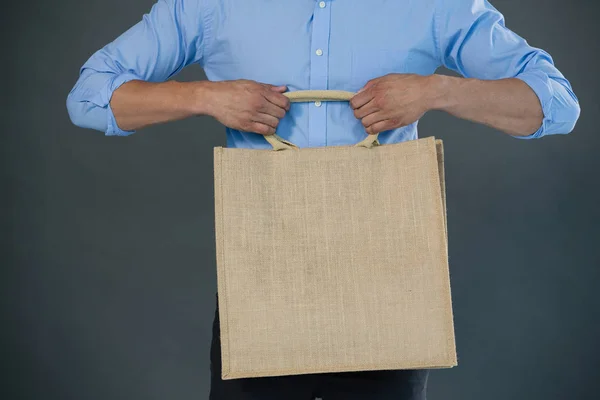 Hombre sosteniendo bolsa de compras — Foto de Stock