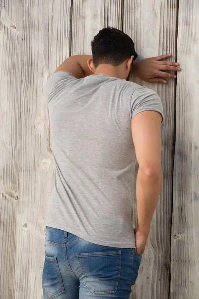 Homme penché avec les mains dans la poche — Photo