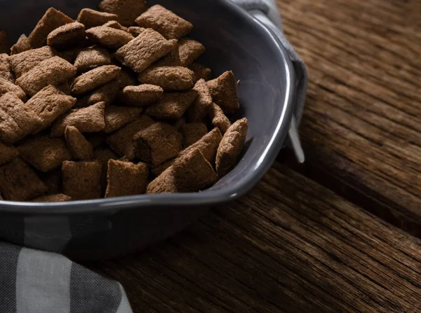 Ciotola di croccante al cioccolato tostato con tovagliolo — Foto Stock