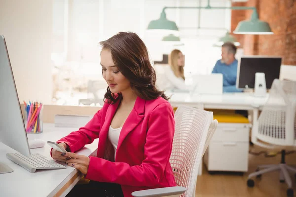 Female executive using phone — Stock Photo, Image