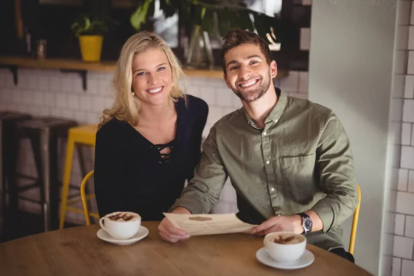 Pareja sentada con tazas de café — Foto de Stock