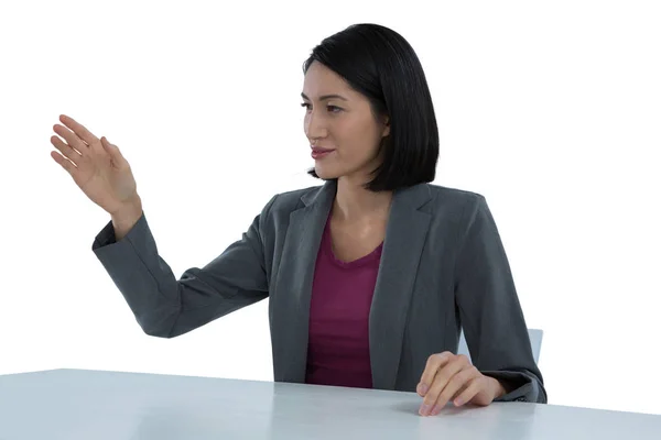 Mujer de negocios haciendo gestos en el escritorio —  Fotos de Stock