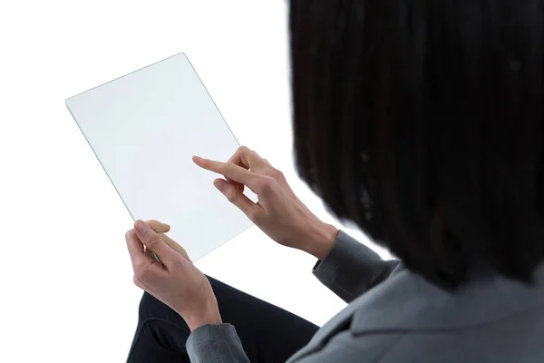 Vrouwelijke uitvoerend met glas tablet — Stockfoto