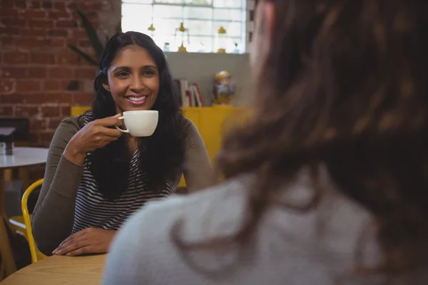 Mujer mirando a amigo mientras toma café —  Fotos de Stock