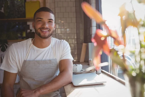 Ritratto di cameriere sorridente nel caffè — Foto Stock