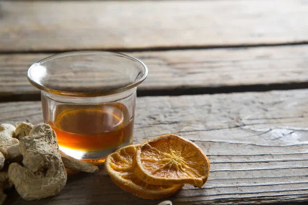 Teetasse mit getrocknetem Ingwer und Zitronenscheiben — Stockfoto