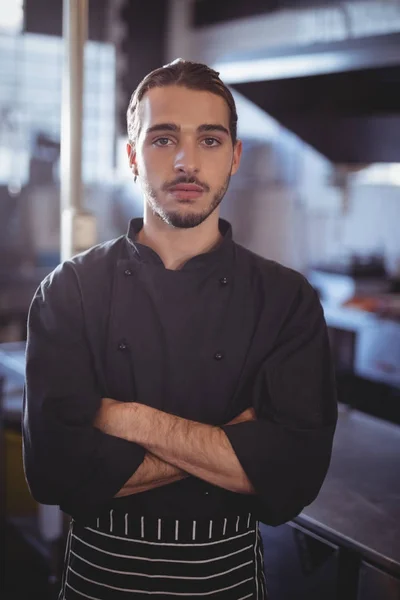 Mannelijke barista staand met armen gekruist — Stockfoto