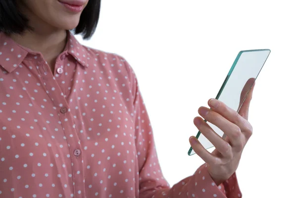 Teléfono inteligente femenino ejecutivo celebración de vidrio — Foto de Stock