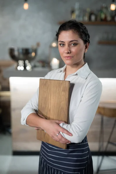 Chelneriță care deține bord din lemn — Fotografie, imagine de stoc