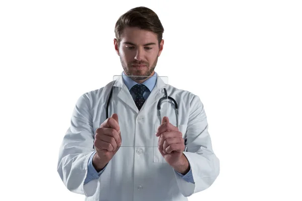 Médico masculino usando tableta digital de vidrio — Foto de Stock