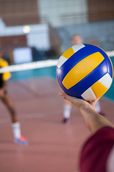 Kvinnliga spelare spelar volleyboll — Stockfoto