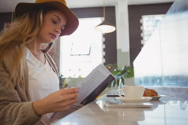 Woman reading menu in cafe — Stock Photo, Image