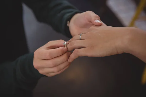 Homem colocando anel no dedo da mulher — Fotografia de Stock
