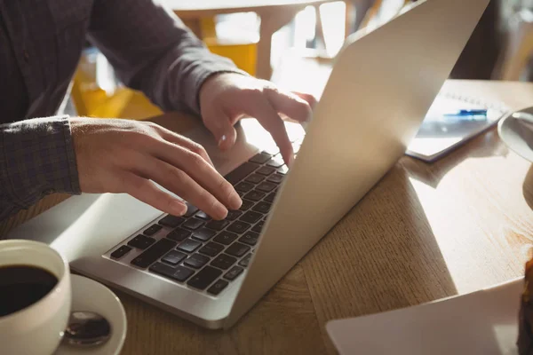 Mani ritagliate di uomo d'affari utilizzando il computer portatile — Foto Stock