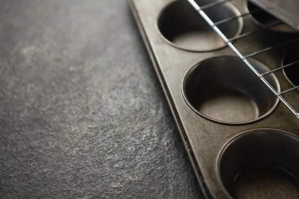 Cooling rack on muffin tin — Stock Photo, Image