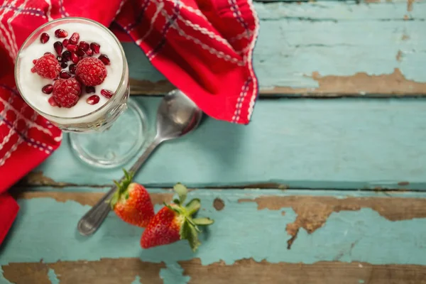 Чашка йогурта с малиной и гранатом — стоковое фото