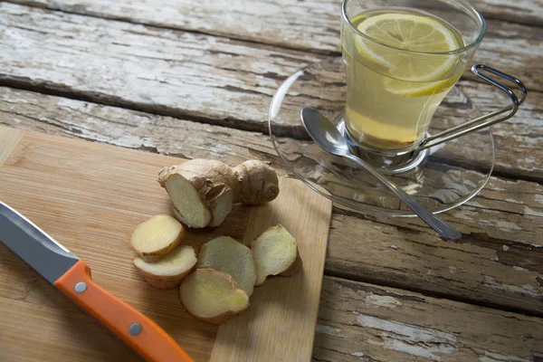 Gingers on cutting board by tea — Stock Photo, Image