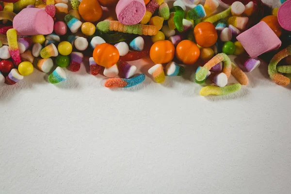 Zobacz różnych cukierków na białym tle — Zdjęcie stockowe