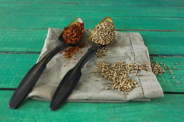 Crushed rode peper en koriander zaden — Stockfoto