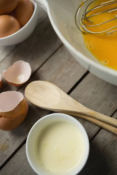 Líquido y yema de huevo en un tazón — Foto de Stock