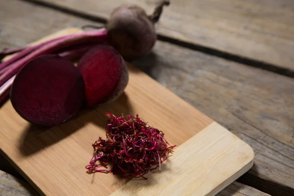 Remolacha picada en tabla de picar — Foto de Stock