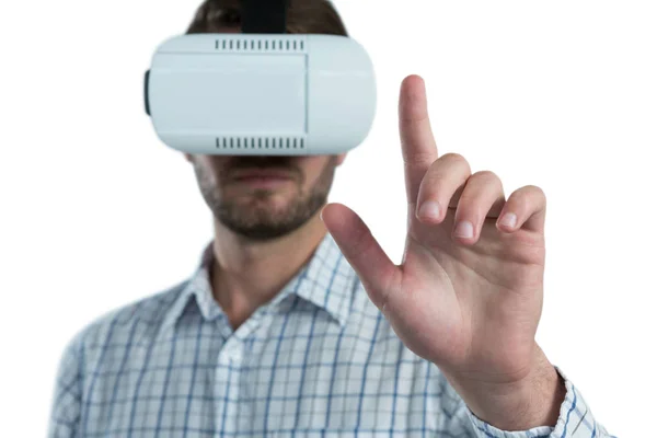 Hombre haciendo gestos mientras usa auriculares de realidad virtual —  Fotos de Stock