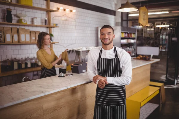 Servitören som står vid disken på kafé — Stockfoto