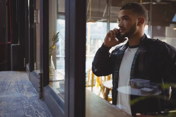 Mężczyzna rozmawia telefon w kawiarni — Zdjęcie stockowe