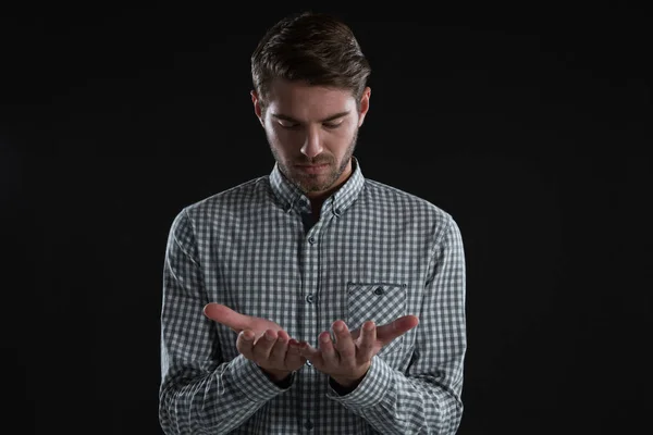 Man pretending to hold an invisible object — Stock Photo, Image