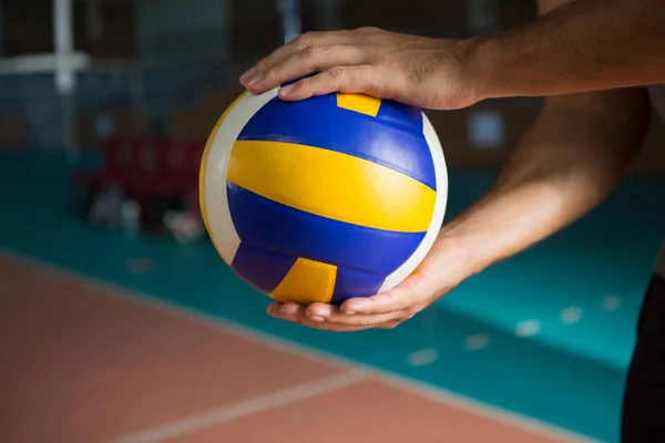 Mãos cortadas de jogador segurando voleibol — Fotografia de Stock