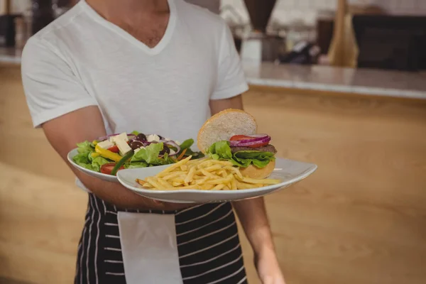 Kafede plaka gıda ile tutarak garson — Stok fotoğraf