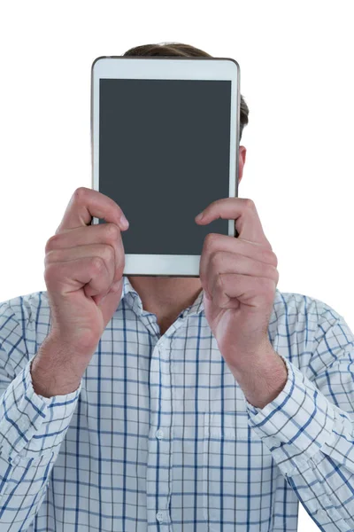 Человек, держащий перед лицом цифровой планшет — стоковое фото