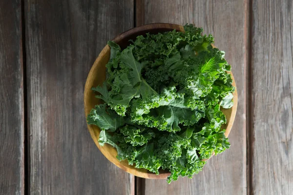 Overhead view of kale in bowl on table — Stock Photo, Image