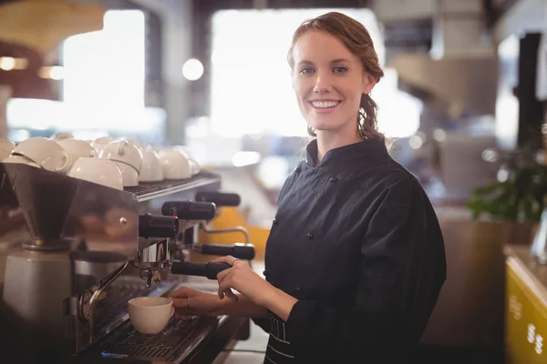 Empregada de mesa usando máquina de café expresso — Fotografia de Stock