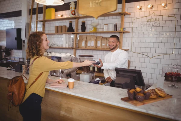 Woman paying through card to waiter — Stock Photo, Image