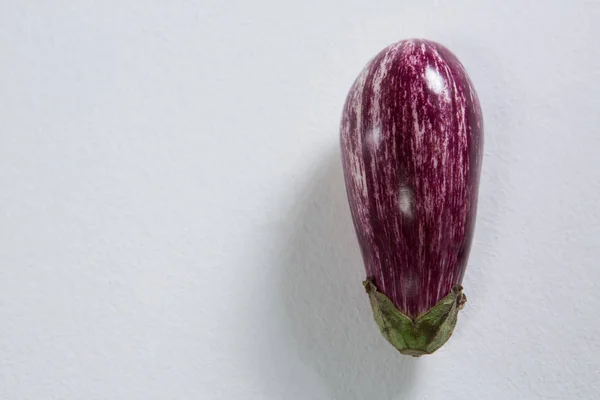 Aubergine sur fond blanc — Photo