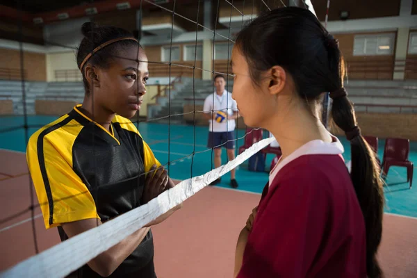 Female players standing with arms crossed — Stock Photo, Image