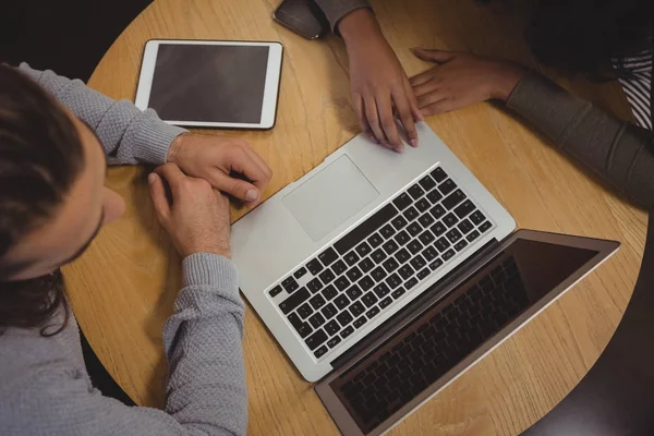 Friends using laptop at table — Stock Photo, Image