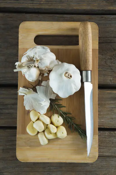 Garlics, rosemary a nůž na prkénko — Stock fotografie