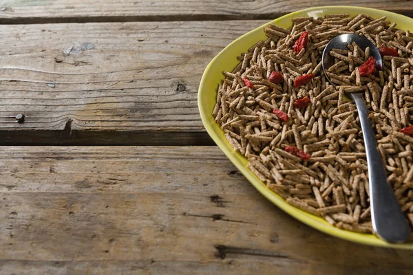 Palitos de salvado de cereales con cuchara en plato —  Fotos de Stock