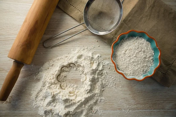 面粉在碗里用擀面杖和过滤器 — 图库照片