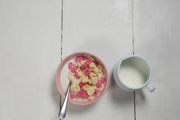 Cuenco de cereal de panal y leche —  Fotos de Stock