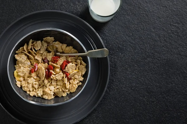 Céréales de petit déjeuner dans un bol — Photo