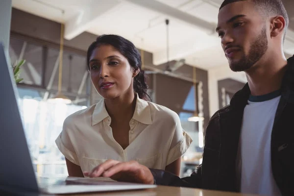 Man with woman using laptop in cafe — Stock Photo, Image