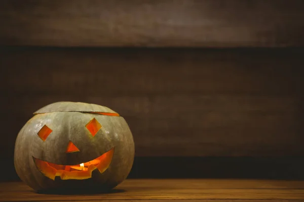 Jack iluminado o linterna en la mesa durante Halloween — Foto de Stock