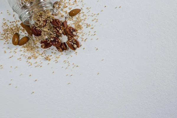 Frutos secos a sair da garrafa — Fotografia de Stock